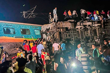 Hiện trường vụ tai nạn đường sắt thảm khốc nhất Ấn Độ hơn 10 năm qua