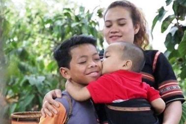 Cô gái Tây Nguyên dũng cảm chống hủ tục, nuôi 2 người con