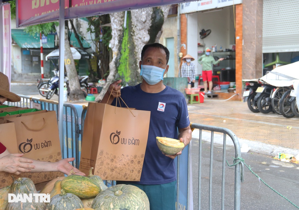 Lao động nghèo ở Hà Nội xếp hàng chờ nhận túi thực phẩm 0 đồng - 2 Lao động nghèo ở Hà Nội xếp hàng chờ nhận túi thực phẩm 0 đồng - 2