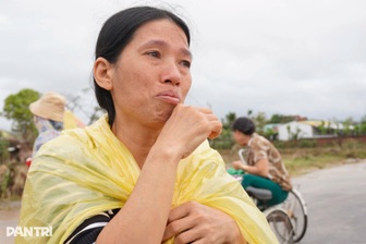 Người phụ nữ nghèo bật khóc vì 6 con bò bị lũ dữ cuốn trôi