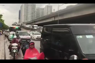 Dòng người chen chúc trên đường Nguyễn Xiển