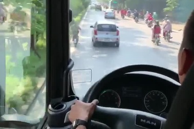 Mặc kệ xe cứu hỏa hú còi và phát loa, tài xế quyết không nhường đường