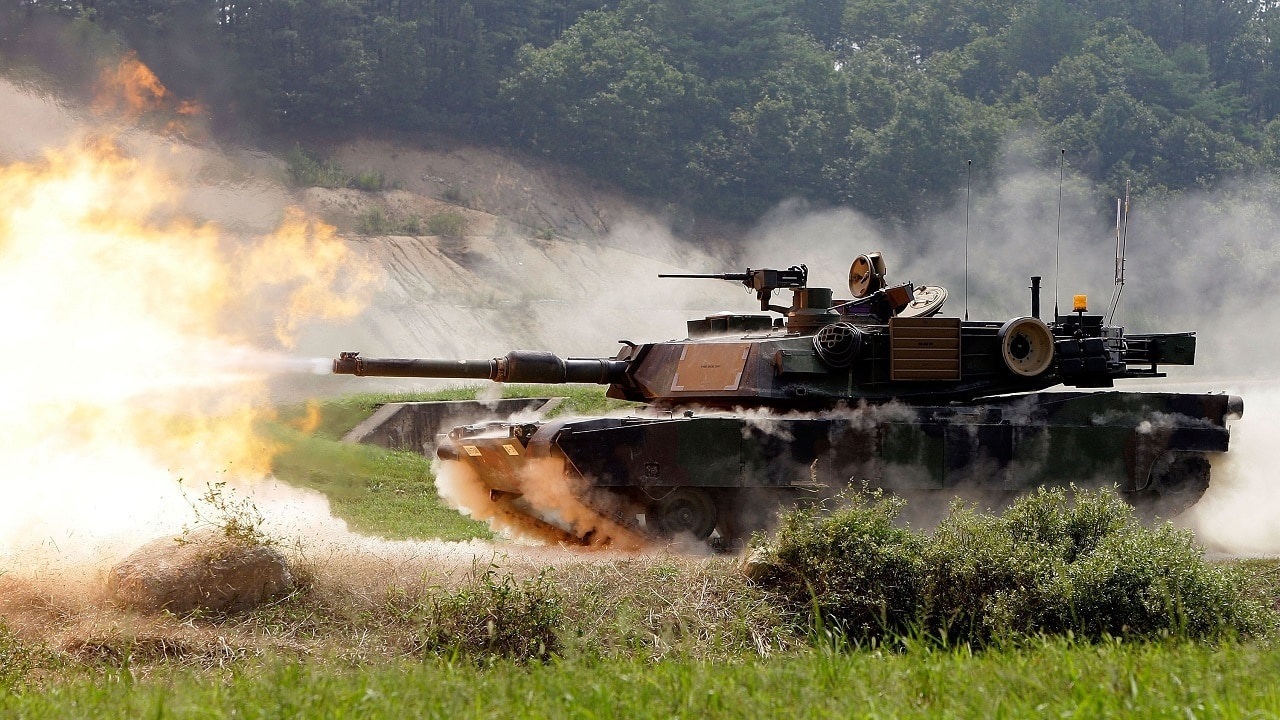 Phương Tây đã và đang viện trợ cho Ukraine nhiều loại vũ khí, trong đó có xe tăng chiến đấu chủ lực M1 Abrams do Mỹ sản xuất (Ảnh: Creative).