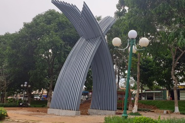 Biểu trưng 3,6 tỷ "dính" nghi án sao chép được thay thế bằng tượng đài 11 tỷ