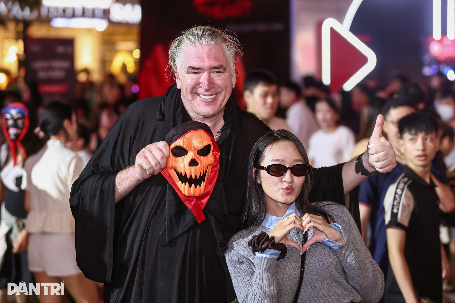 ຖະໜົນຄົນຍ່າງ ຫງວຽນເຫ້ວ ແລະ ບອຍວຽນ ຕົກໃນຄືນວັນ Halloween - 7