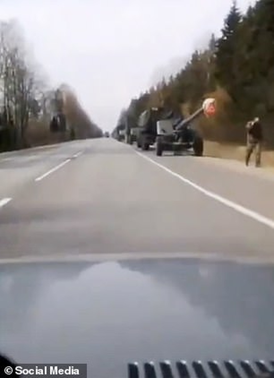 Nga bị nghi đưa thêm xe tăng, vũ khí áp sát biên giới Ukraine - 7 Nga bị nghi đưa thêm xe tăng, vũ khí áp sát biên giới Ukraine - 7