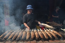 "Phố cá lóc nướng" nghi ngút khói chuẩn bị cho ngày vía Thần Tài