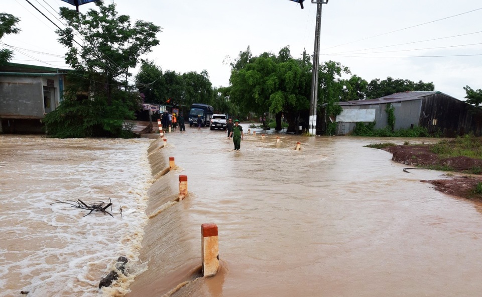 Mưa lớn kéo dài, toàn huyện Ea Súp ngập trong biển nước - 2 Mưa lớn kéo dài, toàn huyện Ea Súp ngập trong biển nước - 2
