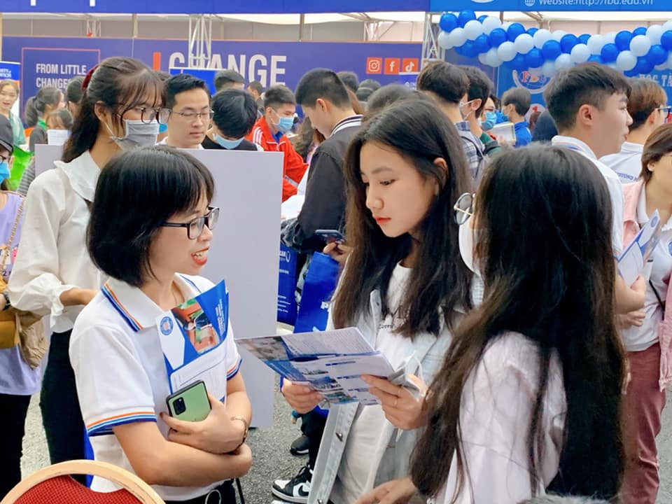 Sinh viên khoe cơ bắp 6 múi, nhảy cover... tại ngày hội tư vấn tuyển sinh - 9 Sinh viên khoe cơ bắp 6 múi, nhảy cover... tại ngày hội tư vấn tuyển sinh - 9