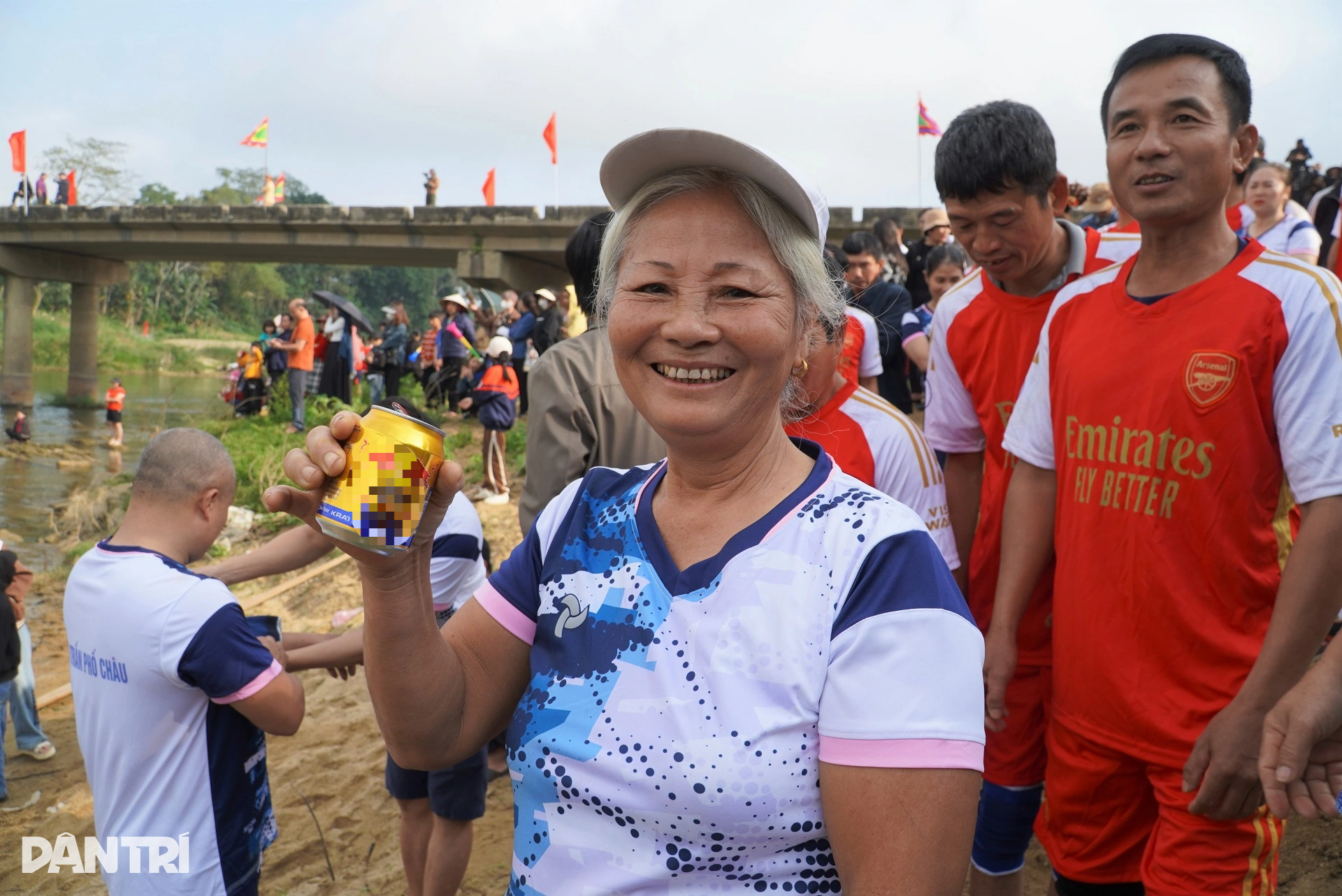 Cụ bà 70 tóc bạc trắng đua thuyền rồng, hàng loạt đối thủ chào thua - 10 Cụ bà 70 tóc bạc trắng đua thuyền rồng, hàng loạt đối thủ chào thua - 10