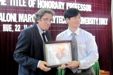 ĐH Khoa học Huế tặng chức danh “GS danh dự” cho giáo sư người Ý