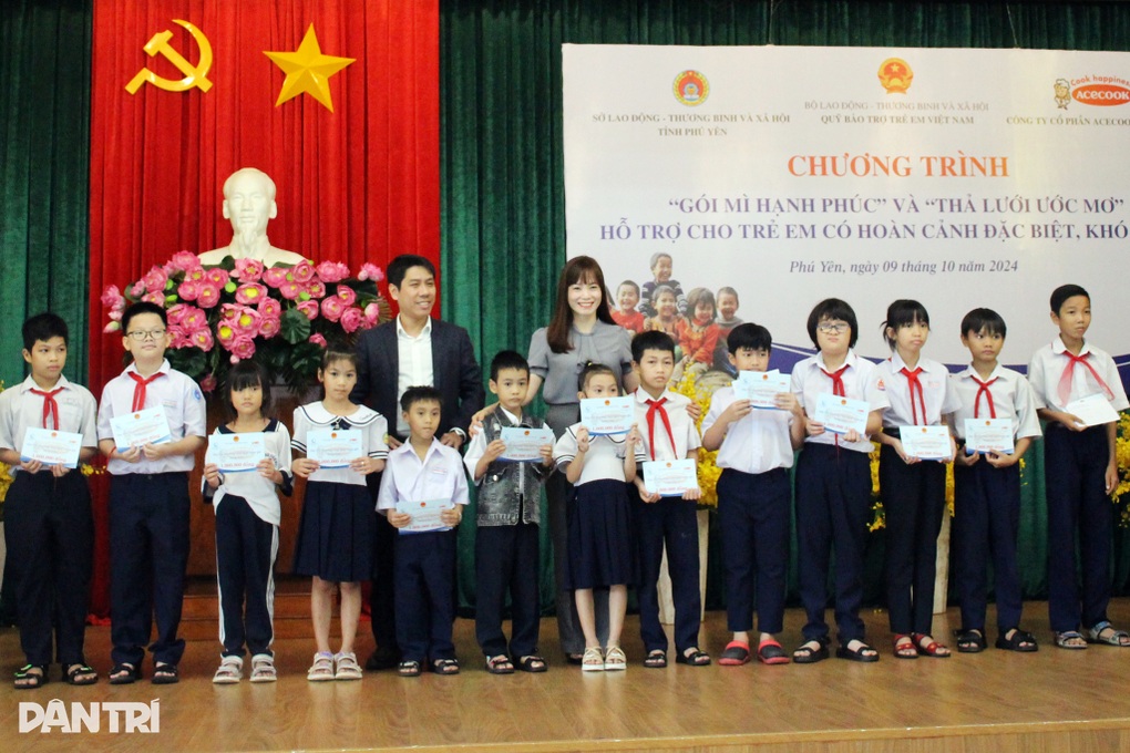 Tăng khẩu phần ăn, tặng học bổng đến gần 1.000 trẻ em ở Phú Yên - 1 Tăng khẩu phần ăn, tặng học bổng đến gần 1.000 trẻ em ở Phú Yên - 1