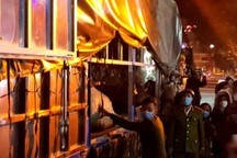 Vụ cô gái quỳ gối khóc thảm thiết: Vì sao thu giữ hàng tại shop thời trang?