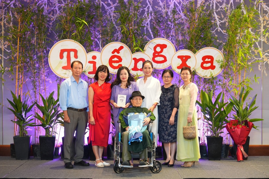 Nhà thơ Thiệp Nguyễn ra mắt tập Tiếng xa ở tuổi 85 - 1 Nhà thơ Thiệp Nguyễn ra mắt tập Tiếng xa ở tuổi 85 - 1