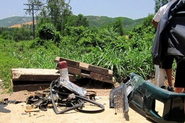 Xe tải toác đầu khi cố vượt qua tàu lửa đang chạy