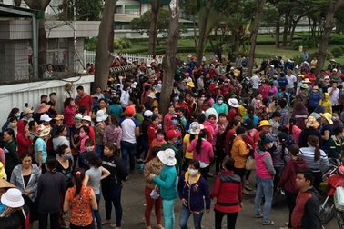 Tết Nguyên Đán: Tặng công nhân nghèo ở Đồng Nai 1.600 vé tàu, xe về quê