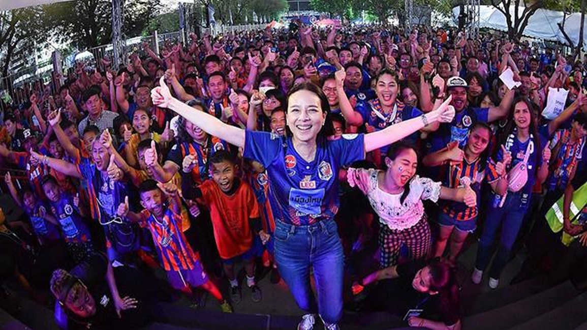 Vẻ xinh đẹp của nữ đại gia hứa thưởng lớn nếu Thái Lan vô địch AFF Cup - 7 Vẻ xinh đẹp của nữ đại gia hứa thưởng lớn nếu Thái Lan vô địch AFF Cup - 7