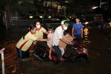 Triều cường kết hợp mưa lớn gây vỡ đê, rò rỉ điện làm chết người