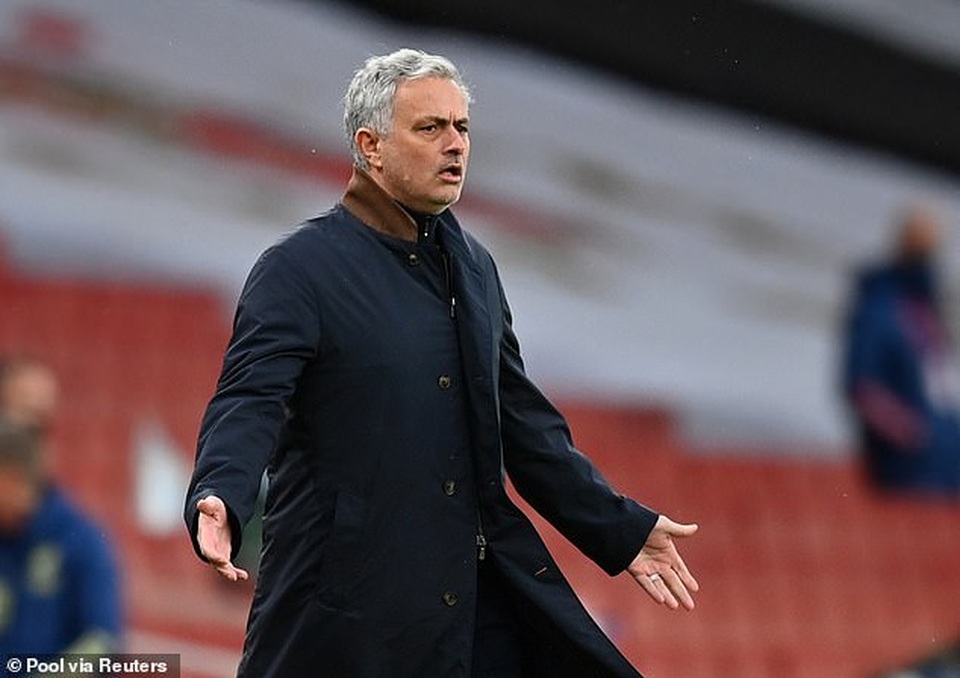 Nhận tối hậu thư, HLV Mourinho như ngồi trên đống lửa - 1 Nhận tối hậu thư, HLV Mourinho như ngồi trên đống lửa - 1