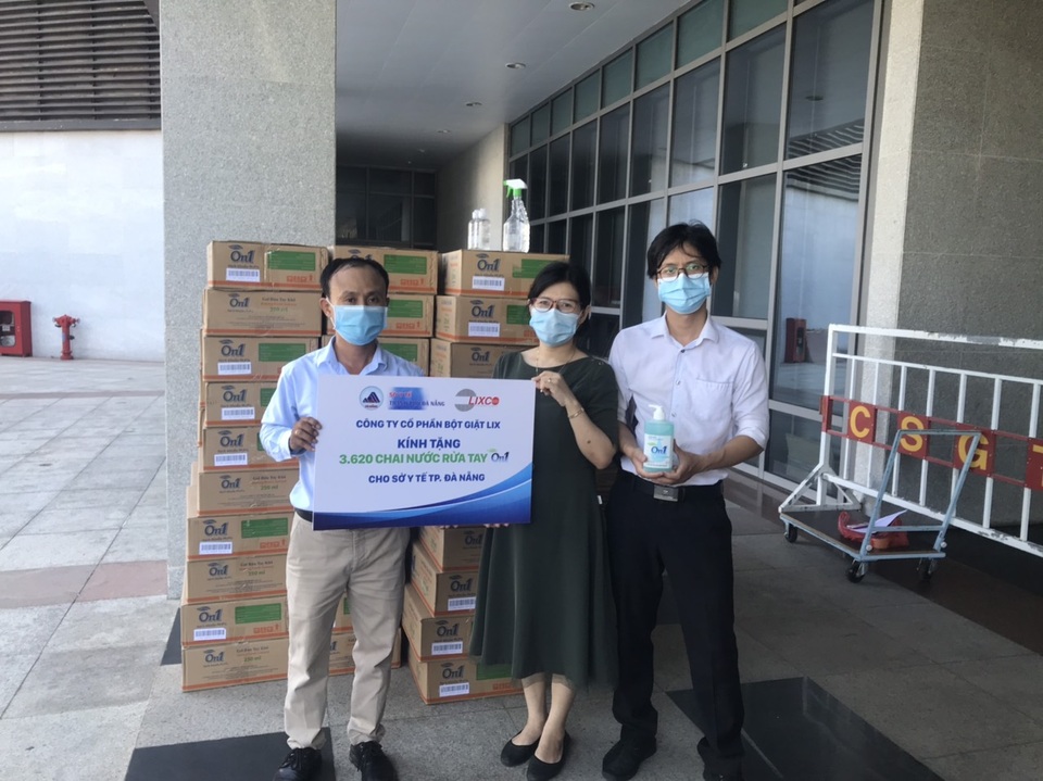 On1 trao tặng hơn 2000 lít sản phẩm kháng khuẩn đến Đà Nẵng, Quảng Nam và Quảng Ngãi - 2 On1 trao tặng hơn 2000 lít sản phẩm kháng khuẩn đến Đà Nẵng, Quảng Nam và Quảng Ngãi - 2