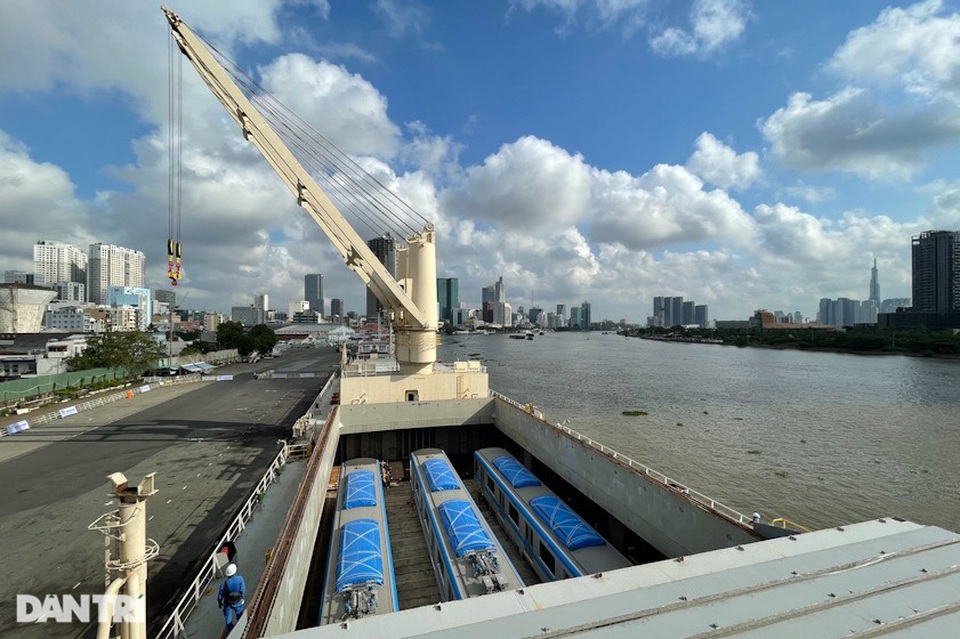 Lộ diện hai đoàn tàu của tuyến Metro số 1 trị giá 2 tỷ đô cập cảng TPHCM - 5 Lộ diện hai đoàn tàu của tuyến Metro số 1 trị giá 2 tỷ đô cập cảng TPHCM - 5