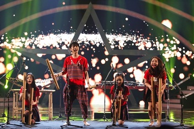 Giám khảo Vietnam’s Got Talent rơi nước mắt vì nhóm 4 chị em