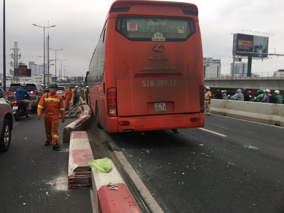 Xe khách “đại náo” cầu Sài Gòn, cửa ngõ thành phố ùn tắc nghiêm trọng - 1 Xe khách “đại náo” cầu Sài Gòn, cửa ngõ thành phố ùn tắc nghiêm trọng - 1
