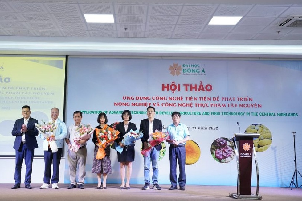 Tiến sĩ dược mỹ phẩm về nước, tiền kiếm được... sàn sàn bạn học ở lại Mỹ - 2 Tiến sĩ dược mỹ phẩm về nước, tiền kiếm được... sàn sàn bạn học ở lại Mỹ - 2