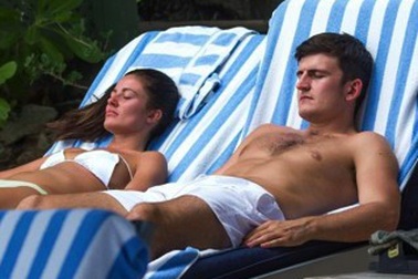 Harry Maguire gây “bão” với loạt ảnh đi nghỉ mát cùng bồ xinh