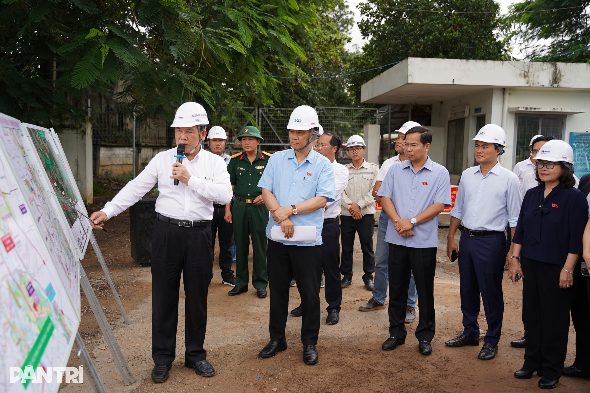 Phó chủ tịch Quốc hội dầm mưa kiểm tra dự án hạ tầng TPHCM - 1 Phó chủ tịch Quốc hội dầm mưa kiểm tra dự án hạ tầng TPHCM - 1