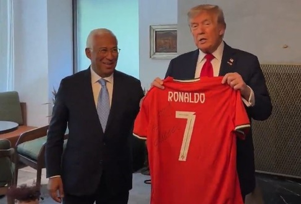 C.Ronaldo gửi quà, kèm theo lời nhắn nhủ đặc biệt với Tổng thống Trump - 1 C.Ronaldo gửi quà, kèm theo lời nhắn nhủ đặc biệt với Tổng thống Trump - 1