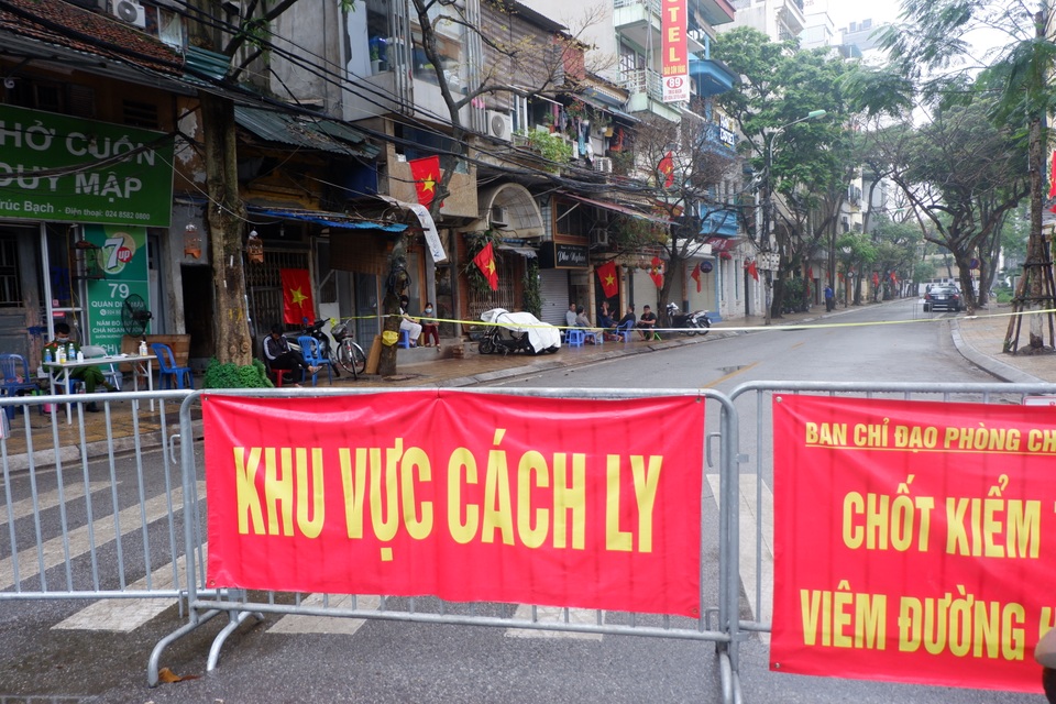 Tình người dưới cơn mưa tại khu cách ly Covid-19 Trúc Bạch - 1 Tình người dưới cơn mưa tại khu cách ly Covid-19 Trúc Bạch - 1