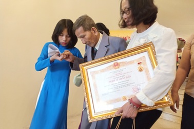 Các nghệ sĩ gạo cội được con cháu dìu đến nhận danh hiệu Nghệ sĩ Nhân dân