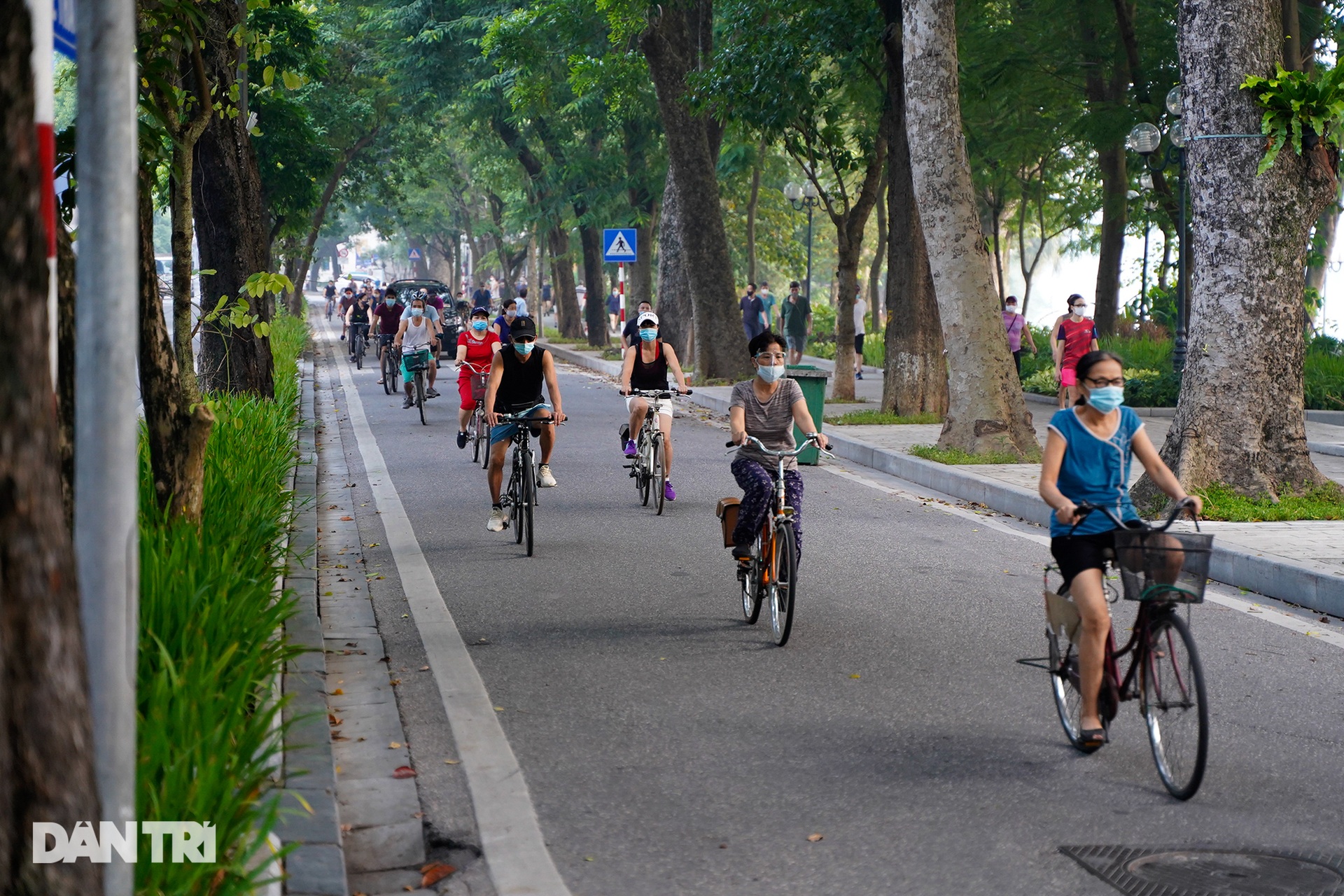 Sau nới lỏng, người dân Hà Nội đổ ra đường tập thể dục từ tờ mờ sáng - 4 Sau nới lỏng, người dân Hà Nội đổ ra đường tập thể dục từ tờ mờ sáng - 4