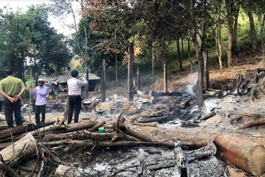 Rừng cháy lan, thiêu rụi nhà dân