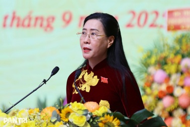 "Kiến tạo tương lai bằng tư duy đổi mới, vươn mình bằng sức mạnh đoàn kết"