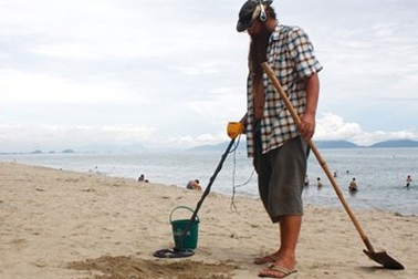 Chàng trai Mỹ xuyên Việt dọn rác bãi biển