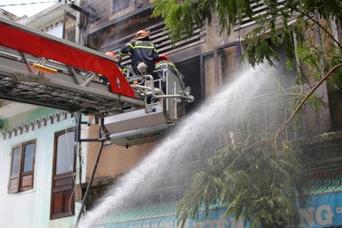 Nhà 3 tầng bốc cháy giữa trung tâm thành phố Quy Nhơn