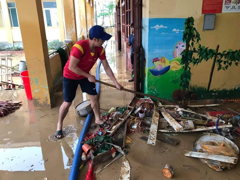 Về xã có 1.700 ngôi nhà bị lũ nhấn chìm trao quà bạn đọc Dân trí giúp đỡ - 7 Về xã có 1.700 ngôi nhà bị lũ nhấn chìm trao quà bạn đọc Dân trí giúp đỡ - 7