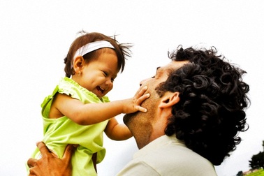 Hãy yêu bố nhiều hơn, con nhé!