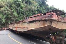 Tạm giữ xe đầu kéo chở thuyền "khủng" gây "tê liệt" cả đèo Bảo Lộc