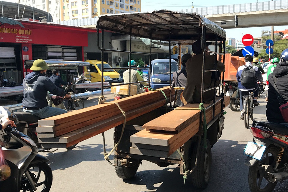 Xe ba bánh chở hàng cồng kềnh nghênh ngang trên đường phố - 7 Xe ba bánh chở hàng cồng kềnh nghênh ngang trên đường phố - 7