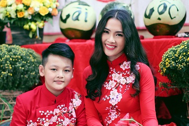 Anh Thư dạo phố Xuân cùng con trai Tiểu Long