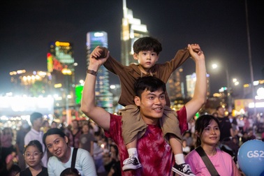 Không khí người dân trên cả nước ra đường đón giao thừa, chào năm mới 2024