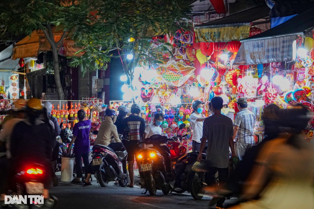 Khách đông nghịt, tiểu thương 3 ngày bán 500 chiếc lồng đèn siêu sốt - 4