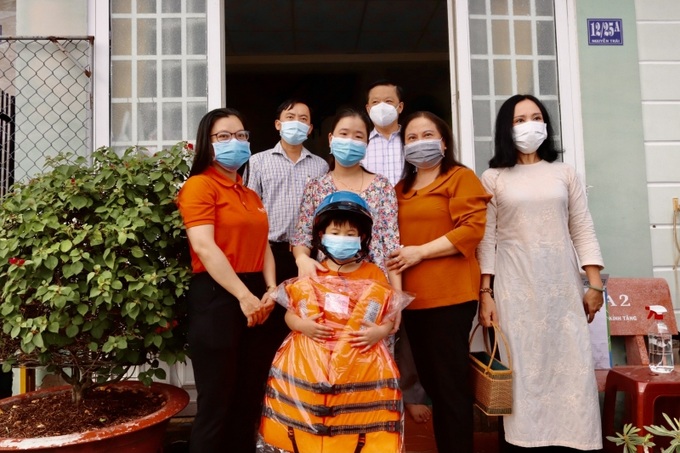 Bà Trần Thị Xuân Mai - GĐ Sở LĐ-TB&XH TP.Cần Thơ (thứ hai từ phải qua) trao tiền hỗ trợ và quà cho bé Huỳnh Quang Th. (quận Ninh Kiều) có cha mất do mắc Covid-19