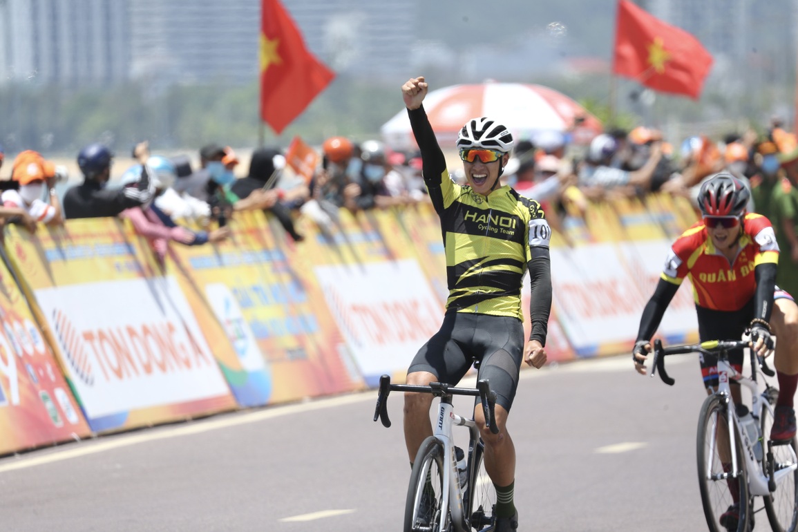 Lường Văn Sinh bất ngờ thắng chặng 16 giải xe đạp xuyên Việt năm 2022 - 2