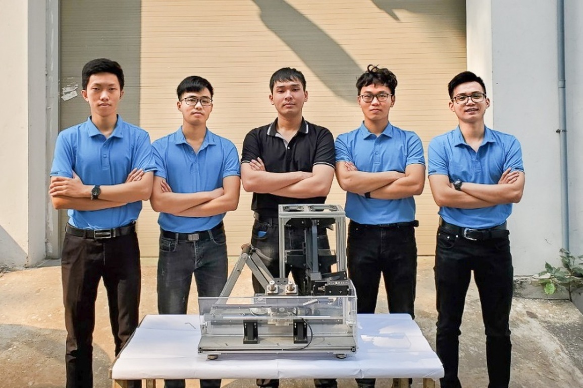 Nhóm nam sinh Bách Khoa giành giải Nhất cuộc thi chế tạo thiết bị tự động - 3 Nhóm nam sinh Bách Khoa giành giải Nhất cuộc thi chế tạo thiết bị tự động - 3