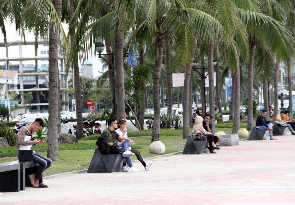Đà Nẵng: Nhiều người quên mang khẩu trang nơi công cộng - 5 Đà Nẵng: Nhiều người quên mang khẩu trang nơi công cộng - 5
