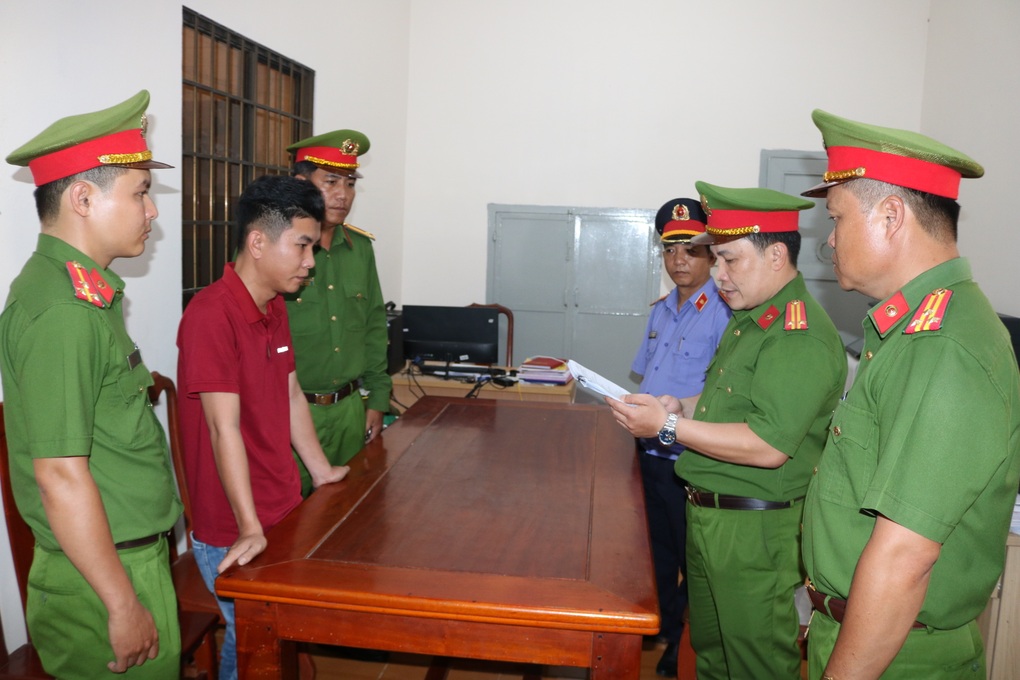 Hai cha con phối hợp lừa đảo người phụ nữ 10 tỷ đồng - 1 Hai cha con phối hợp lừa đảo người phụ nữ 10 tỷ đồng - 1